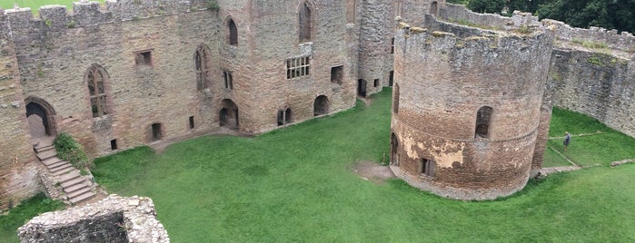 Ludlow Castle is one of สถานที่ที่ Banu ถูกใจ.