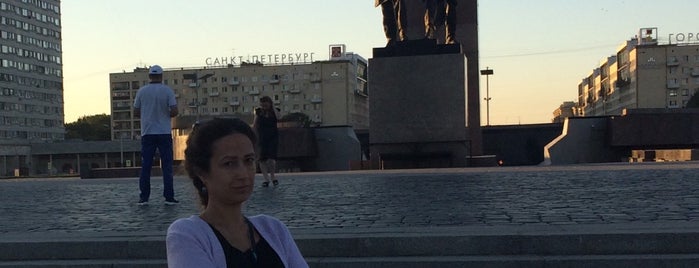 Monument to the Heroic Defenders of Leningrad is one of สถานที่ที่ Banu ถูกใจ.
