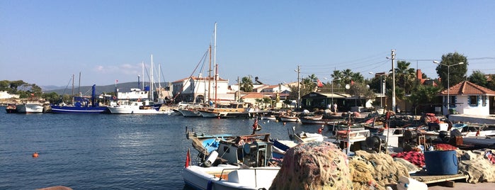 Urla Çarşı is one of Tempat yang Disukai Banu.