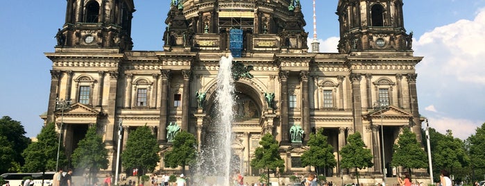 Catedral de Berlín is one of Lugares favoritos de Banu.