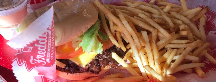 Freddy's Frozen Custard & Steakburgers is one of Lugares favoritos de Jamie.