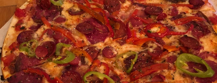 The Upper Crust Pizzeria is one of Posti che sono piaciuti a Begum.