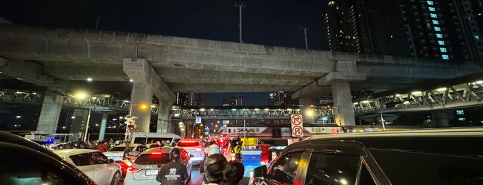 ARL-MRT Skywalk is one of MRT-BTS-ARL-SRT-BRT.