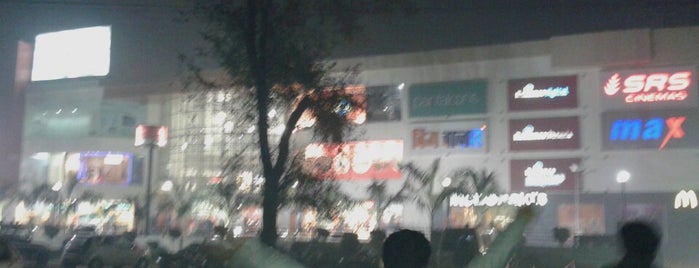 Phoenix United Mall, Bareilly (U.P.) is one of Locais curtidos por Aditya.