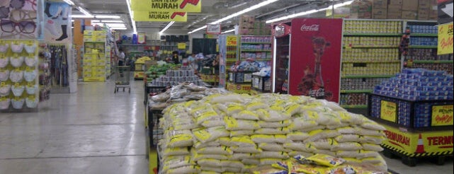 Giant Hypermarket is one of Bioskop/tempat belanja.