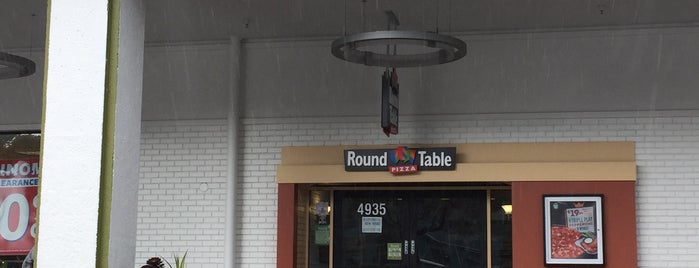 Round Table Pizza is one of สถานที่ที่ Soowan ถูกใจ.