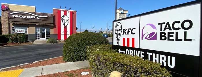 KFC is one of Locais curtidos por 🖤💀🖤 LiivingD3adGirl.