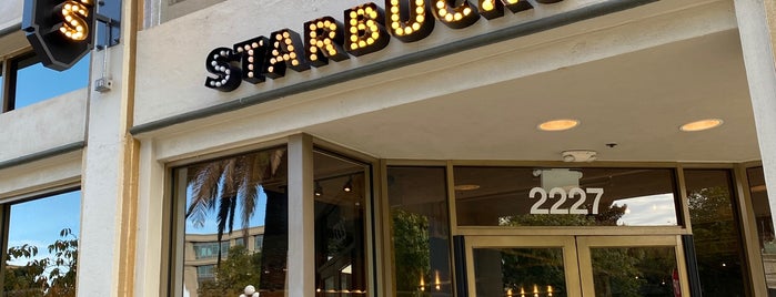 Starbucks is one of Tempat yang Disukai Alden.