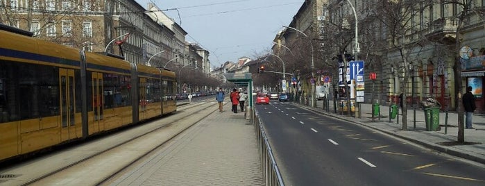 Harminckettesek tere (4, 6) is one of Lieux qui ont plu à Sveta.