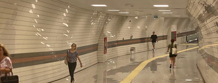 Altunizade Metro İstasyonu is one of Burcu'nun Beğendiği Mekanlar.