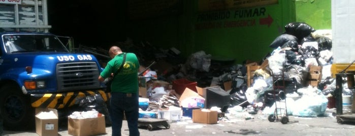 Reciclemos juntos ((Centro de reciclado)) is one of Tempat yang Disukai Vania.