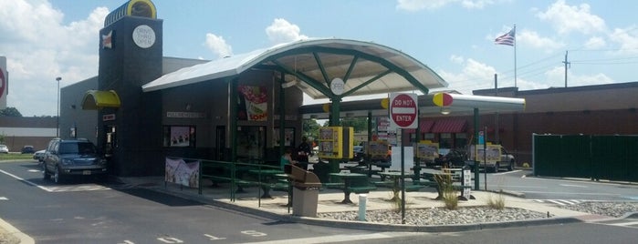 Sonic Drive-In is one of Locais salvos de Cynthia.