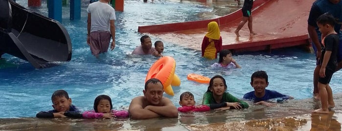 SPLASH Waterpark Cibubur Country is one of Recreation.
