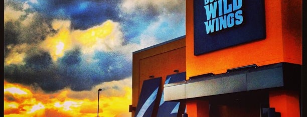 Buffalo Wild Wings is one of Lugares favoritos de Josh.