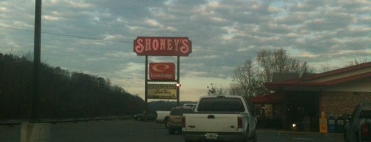 Shoney's is one of สถานที่ที่ Carol ถูกใจ.