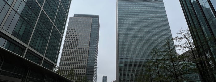 One Canada Square is one of Londýn.