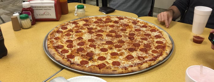 Not Your Average Joes Pizza is one of Lugares favoritos de Walter.