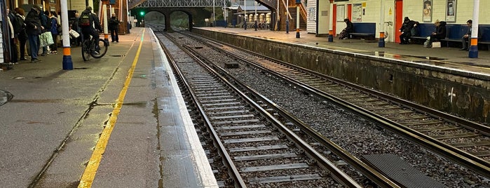 New Milton Railway Station (NWM) is one of Tempat yang Disukai Azeem.