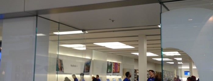 Apple Tysons Corner is one of NoVA Favs & Frequents.