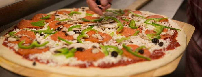 Giant Rustic Pizza is one of Tempat yang Disimpan Robby.