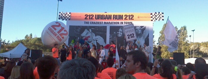 212 Urban Run By Carolina Herrera is one of Tempat yang Disukai Valeria.