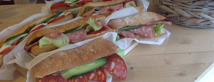 T's Sandwiches is one of Posti che sono piaciuti a Seniora.