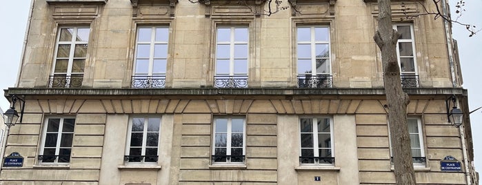 Emily's "Chambre de bonne" in Paris is one of Lugares guardados de Mohsen.