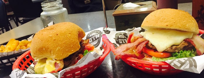 Healthy and Irresistibly Delicious (HID) Burgers is one of Lugares favoritos de Agu.