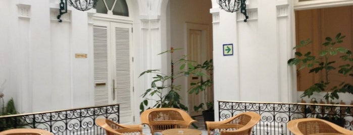 University Club is one of Lugares favoritos de Fernando.