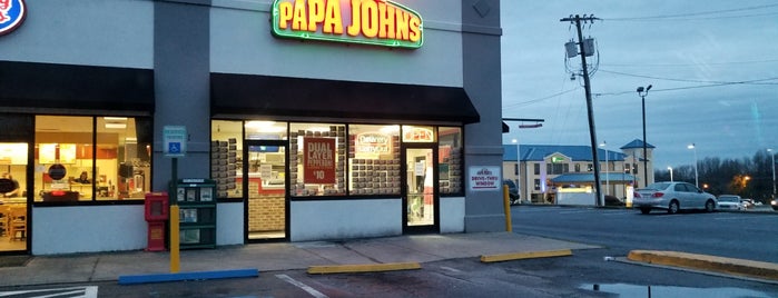Papa John's Pizza is one of Tempat yang Disukai Jeremy.