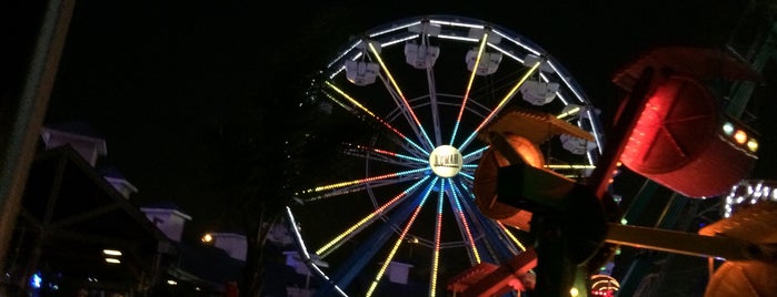 Kemah amusement park is one of Lugares favoritos de Madeline.