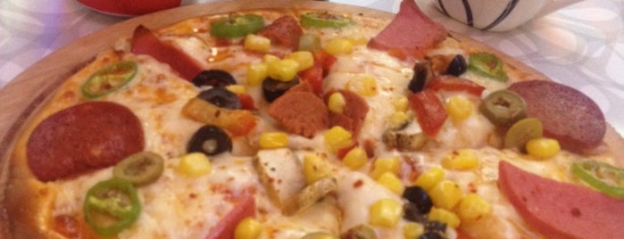 69 Pizza & Cafe is one of Lugares favoritos de H.