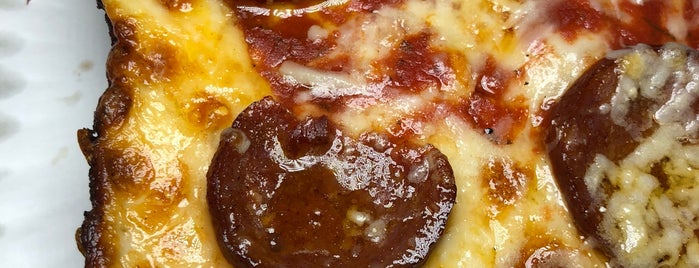 Boston Pizza is one of Patrick: сохраненные места.