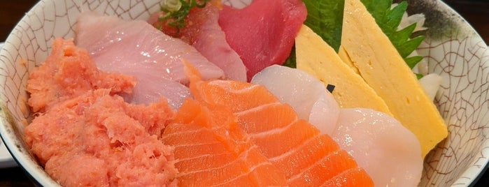 Sushi Fumi is one of Orte, die Dmitriy gefallen.