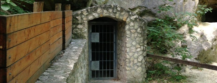 Jeskyně Na Turoldu is one of Doly, lomy, jeskyně (CZ).