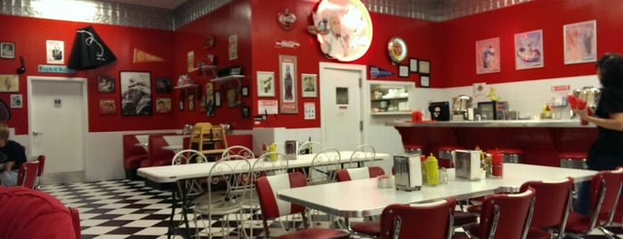 Hot Rod's Diner is one of Tempat yang Disukai Rusty.