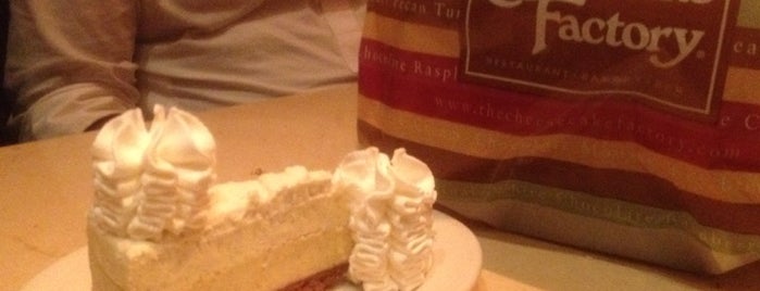 The Cheesecake Factory is one of Lieux qui ont plu à Maria.