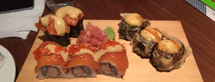 Sushi Yoshi is one of Lieux qui ont plu à Maria.