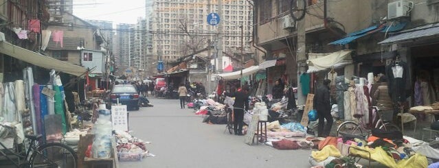 外仓桥街 is one of Shanghai Touristy Places.