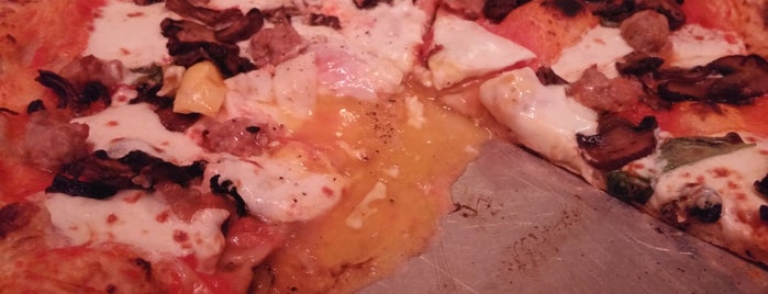 Roberta's Pizza is one of Madlen'in Beğendiği Mekanlar.