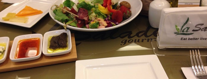 La Salade gourmet is one of Lieux qui ont plu à Hashim.