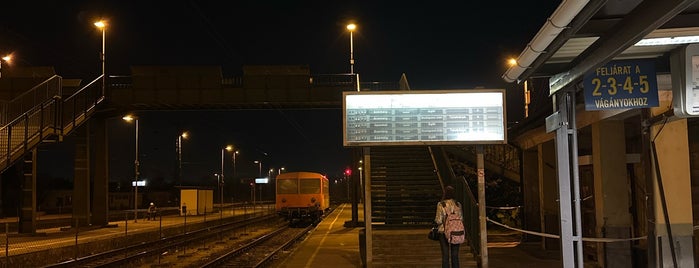 Komárom vasútállomás is one of 1-es vonal.