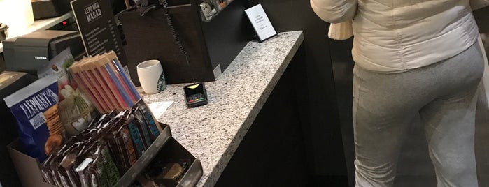 Starbucks is one of Mehmet Gökseninさんのお気に入りスポット.
