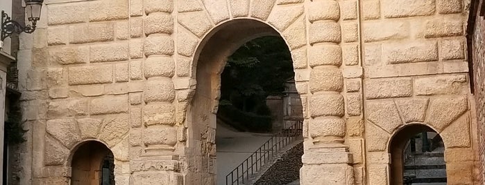 Puerta de Las Granadas is one of Orte, die Azeem gefallen.