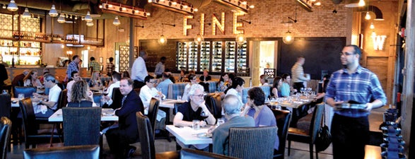 Bradley's Fine Diner is one of Tempat yang Disimpan Kimberly.