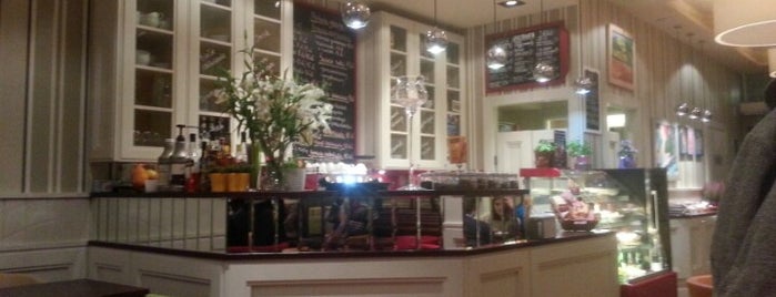 Le Petit Cafe is one of Tempat yang Disimpan Michal.