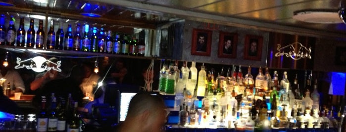 Blu Martini Bar & Nightclub is one of สถานที่ที่ Zack ถูกใจ.
