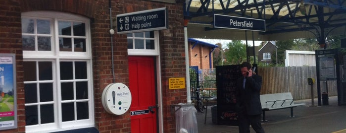Petersfield Railway Station (PTR) is one of Orte, die Anthony gefallen.