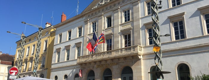 Place de l'Hôtel de ville is one of Borgonha.