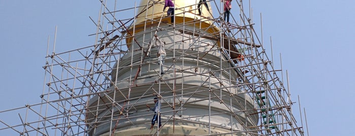 Wat Phra Singh Waramahavihan is one of Tempat yang Disukai Jesse.